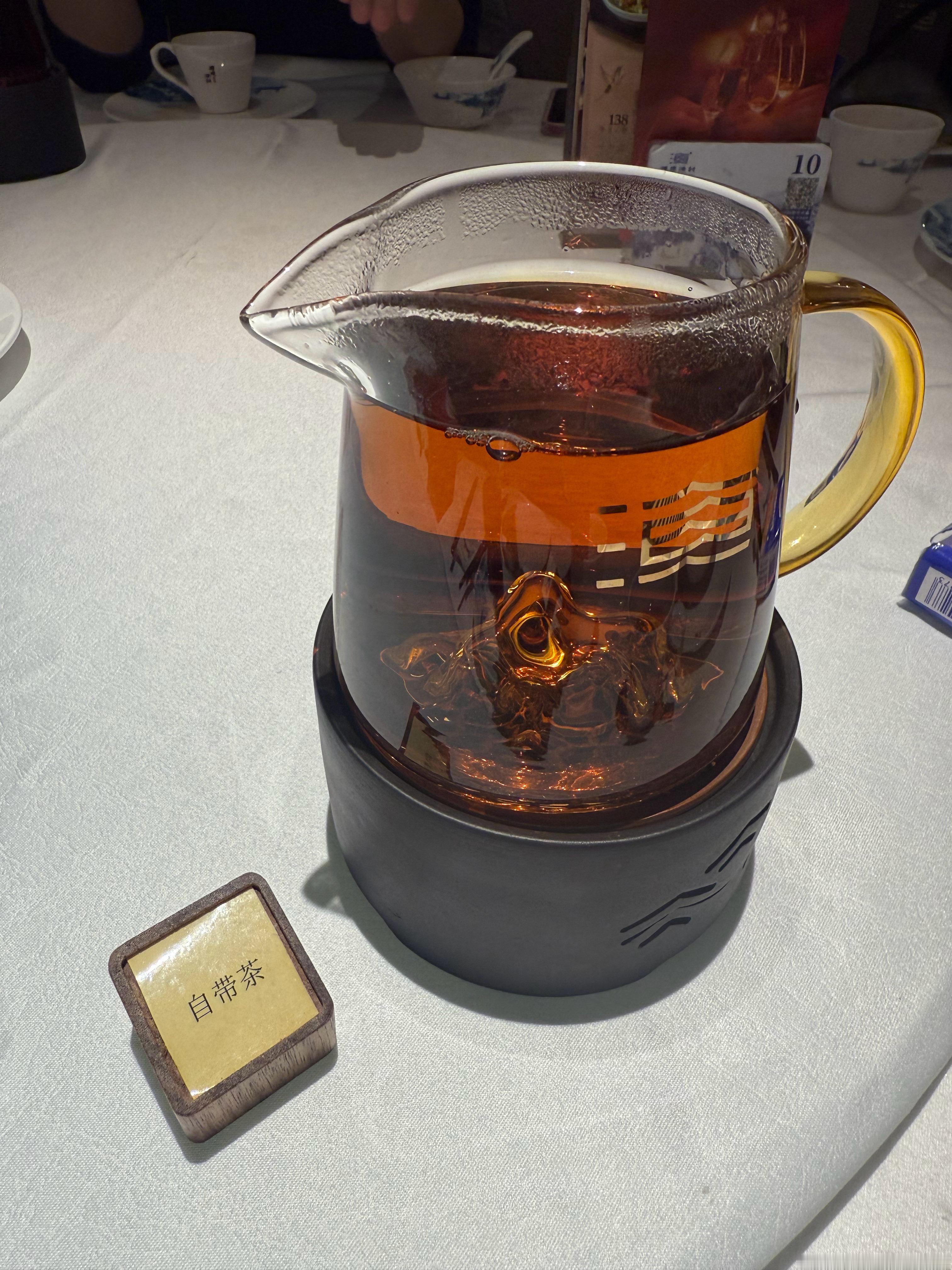 外省朋友可能也不明白，老广喝茶为什么还要自己带茶叶……这还真的跟省钱没关系，但又