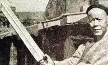 古代刽子手的刀是用来砍头的，可为什么，刽子手宁可用钝刀行刑，也不愿意花点时间把刀