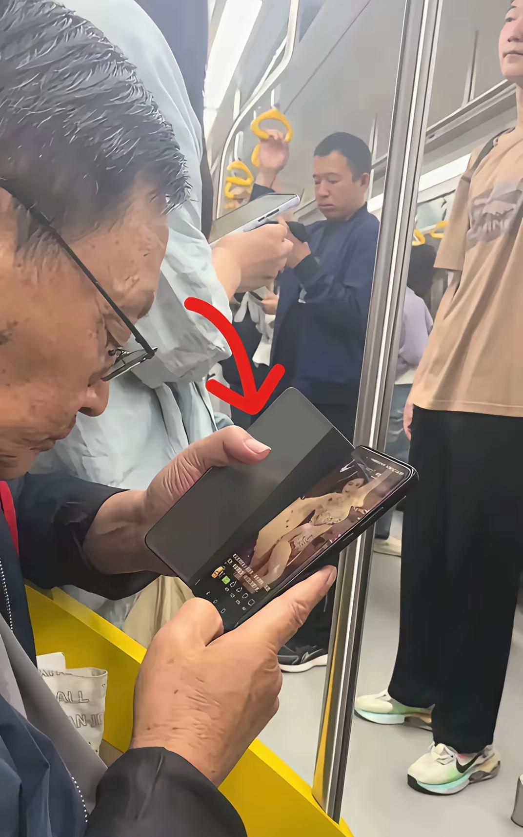 #大爷观看投入被劝回家合适吗#地铁上刷到这一幕有点无语又有点唏嘘！大爷在地