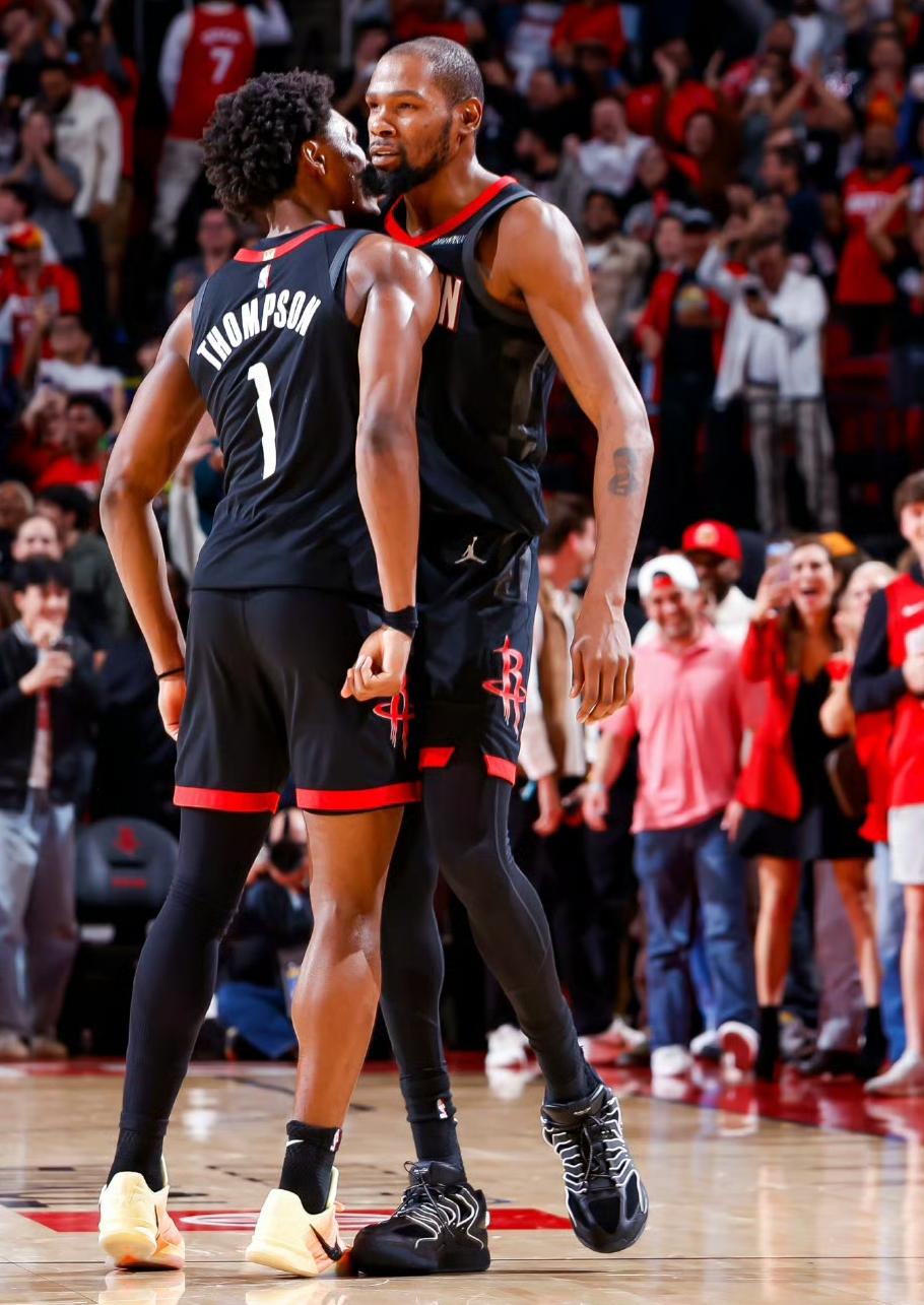 火箭队赛程过半，球队主要球员场均得分以及三分命中率如下。杜兰特25.9分，三分