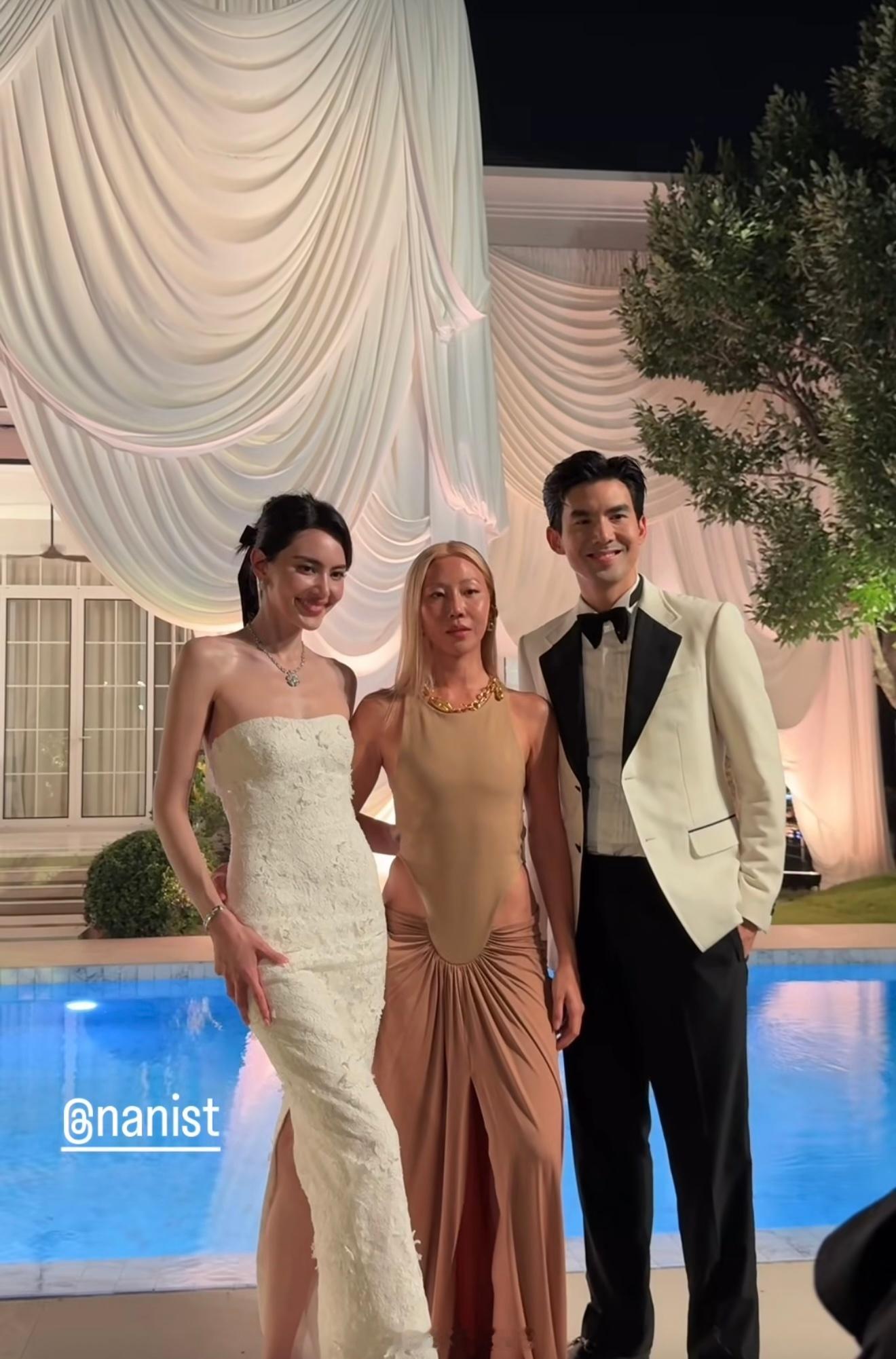 mai结婚图就在自己家里结婚啦还请了fans们一起来参加还有好友经纪人，和公司的