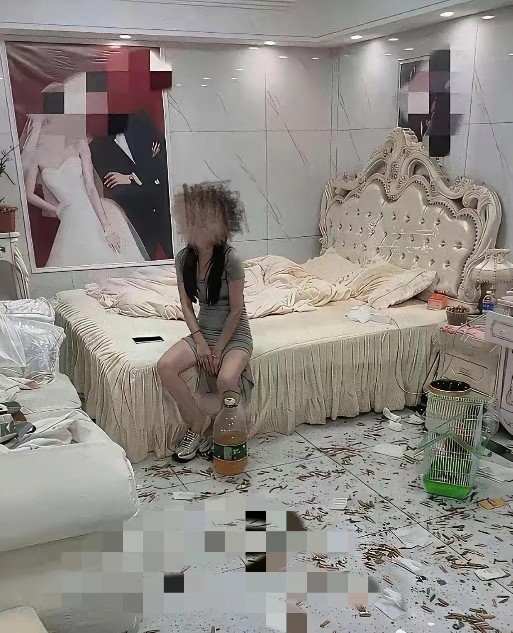 新婚夜刚送走闹洞房的亲戚，新娘就催新郎去收拾垃圾，结果新郎扫到一半，竟从纸