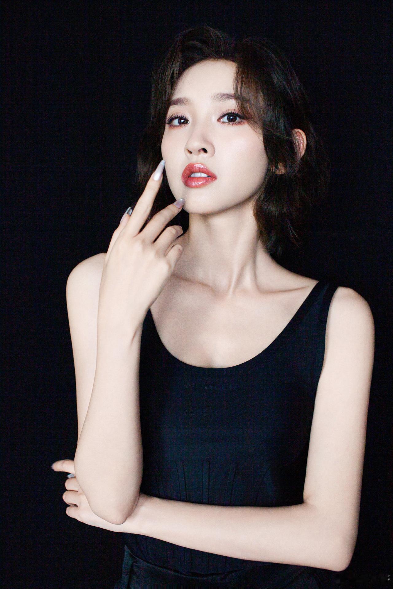 黑色系造型和利落短发展现时尚表现力😘唐艺昕