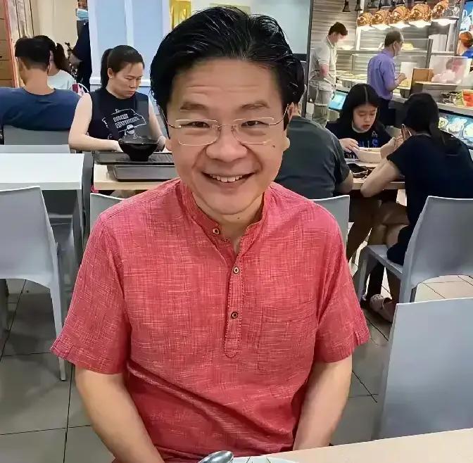 这个人叫黄循财，现在是新加坡的2号人物。据说他这两天话有些多，竟然不知自己姓什么