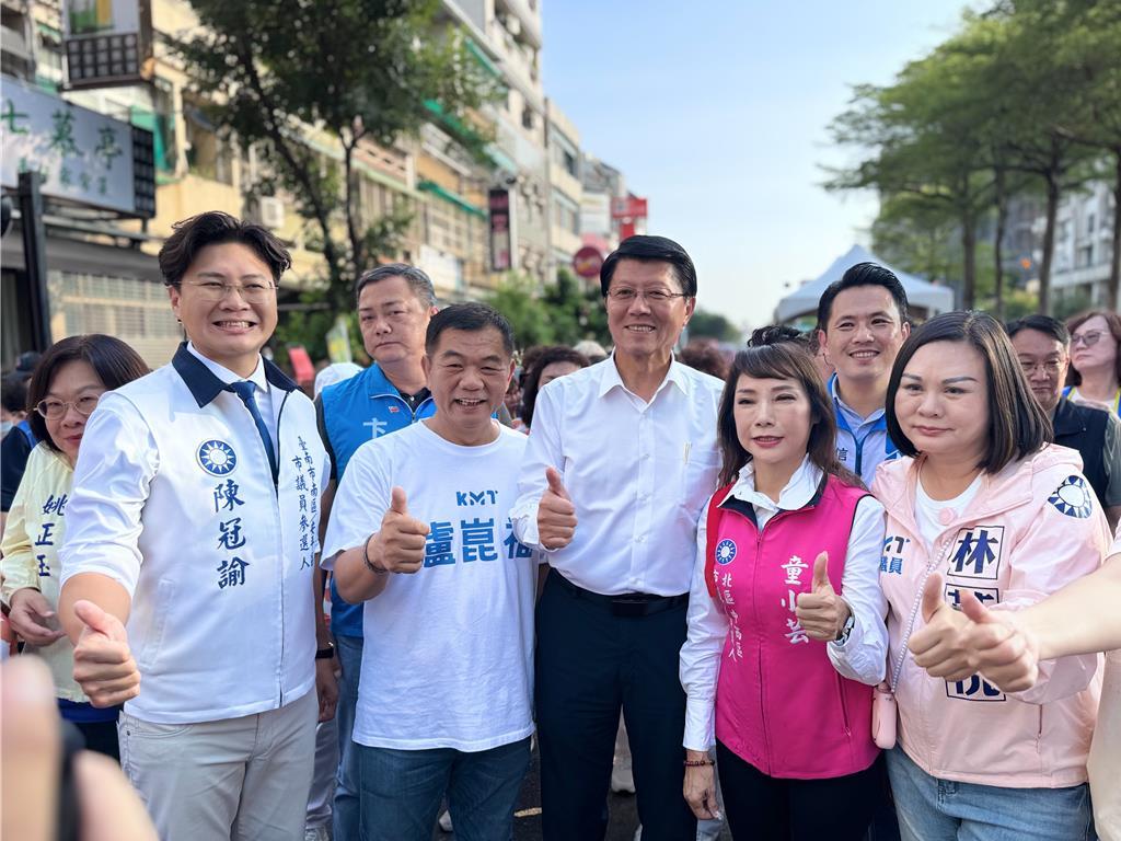 谢龙介连赶4场造势团结在野童小芸变装花木兰矢言收复失土国民党台南市长参选人谢