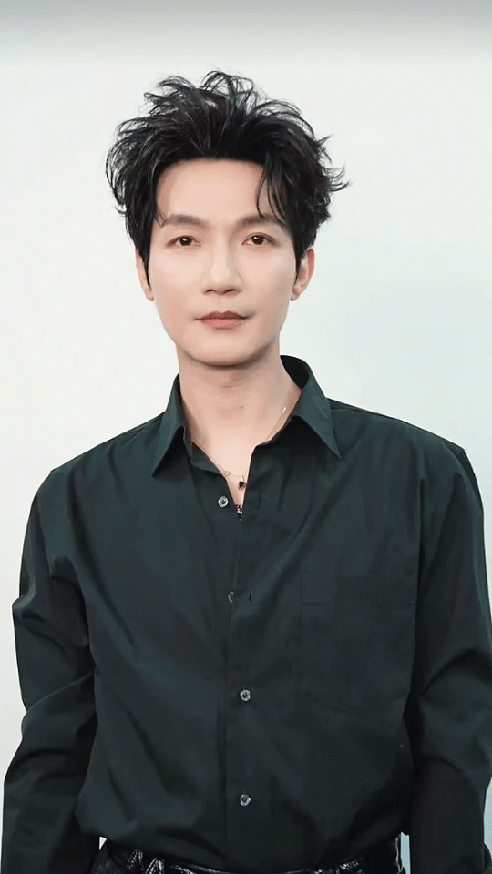 陈楚生，发来圣诞祝福！一看评论，除了夸哥帅的，许愿的，全是广东花生哀嚎没抢到