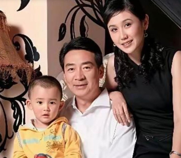 2003年，49岁的寇振海跟演员李婷表白。李婷拒绝说：“寇老师，你比我大25岁呢