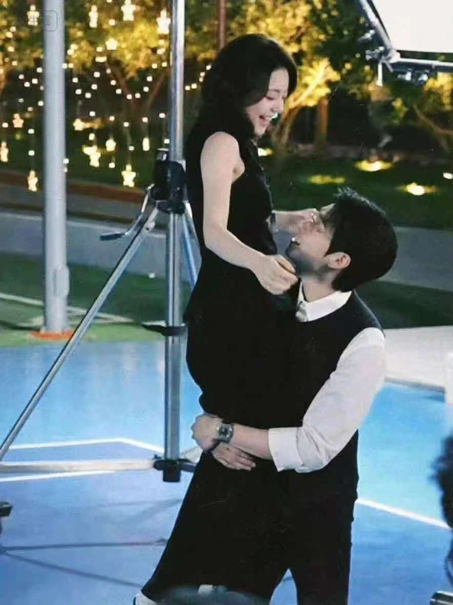 魏大勋抱赵今麦投篮天呐，赵今麦也太美太可爱了吧，简直天使一般啊。魏大勋快放开赵