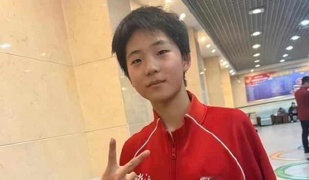 14岁杜韩静逆袭世界第一，孙颖莎的"接班人"帽子，先别急着戴。10月11日晚，北