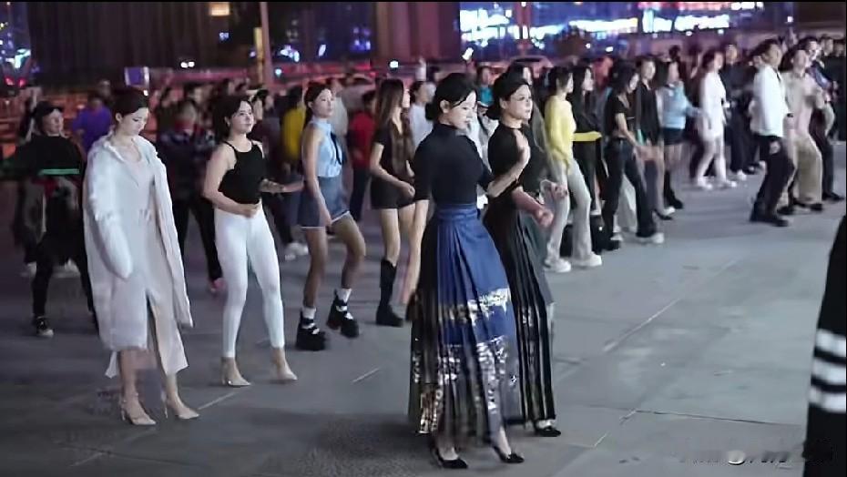 贵阳花果园附近，有两三百个小姐姐天天跳舞，她们到底是啥职业？经常路过花果园喷泉广