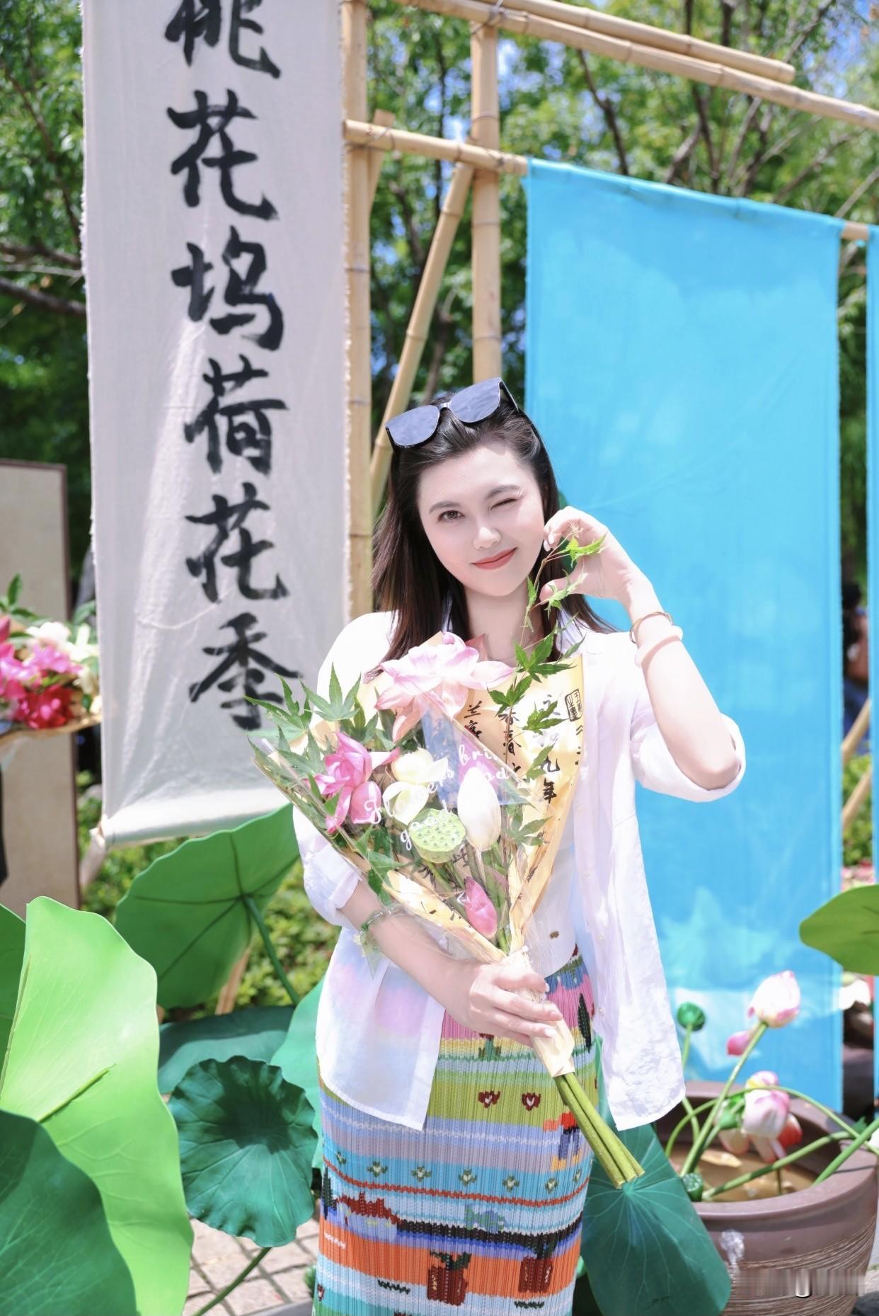 高级感穿搭，温柔风穿搭。选择浅色系衣服，像米白色、淡蓝色等。