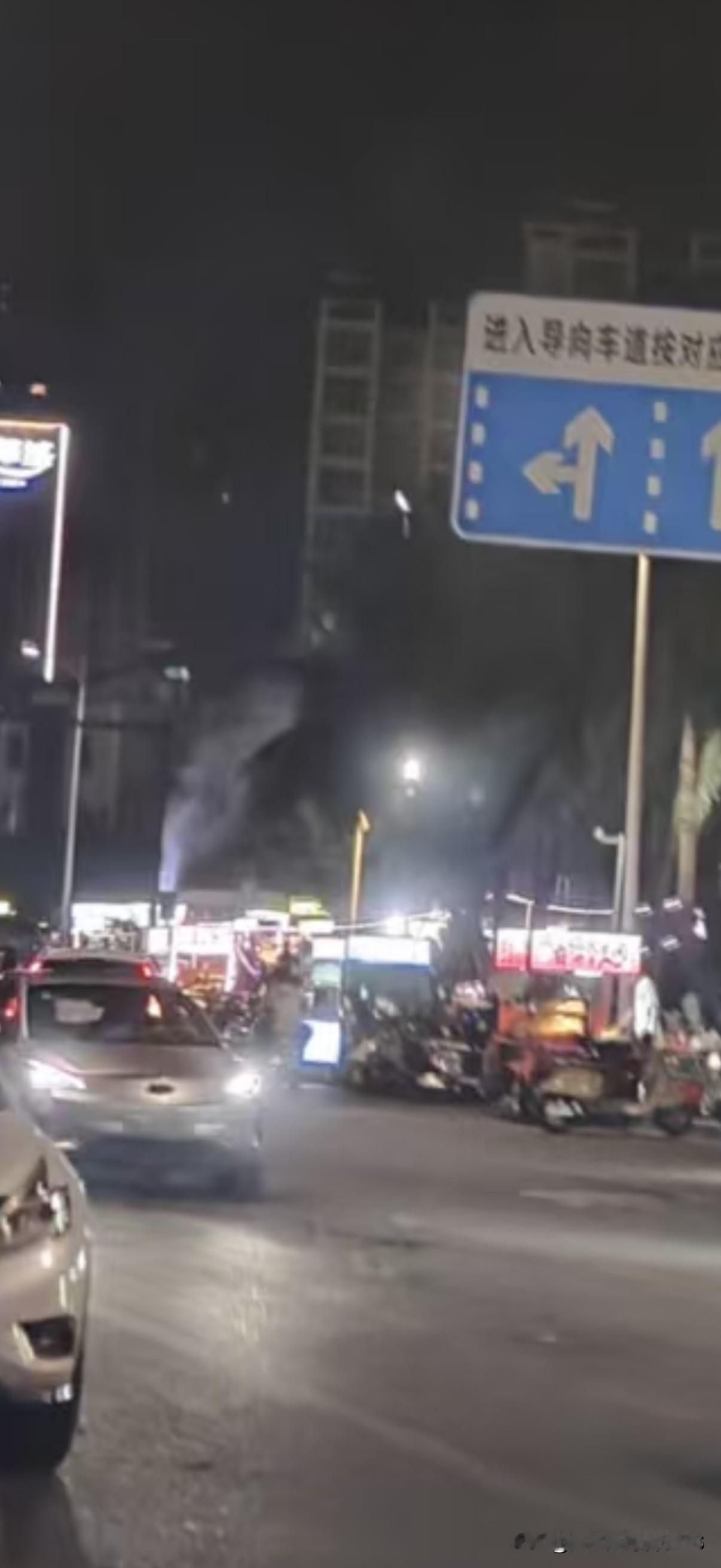 海口红城湖夜间烧烤扰民问题，究竟何时能妥善化解？今早查看小区业主群，诸多业主
