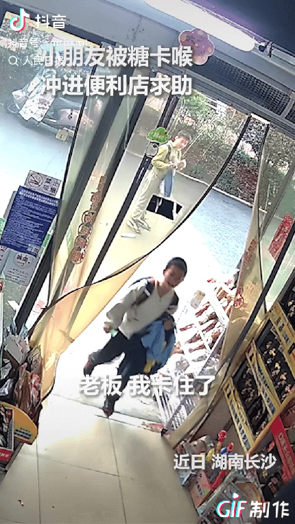 “这个店主火到人民日报了！”近日，湖南长沙一位店主正在便利店看店，突然一个男孩冲