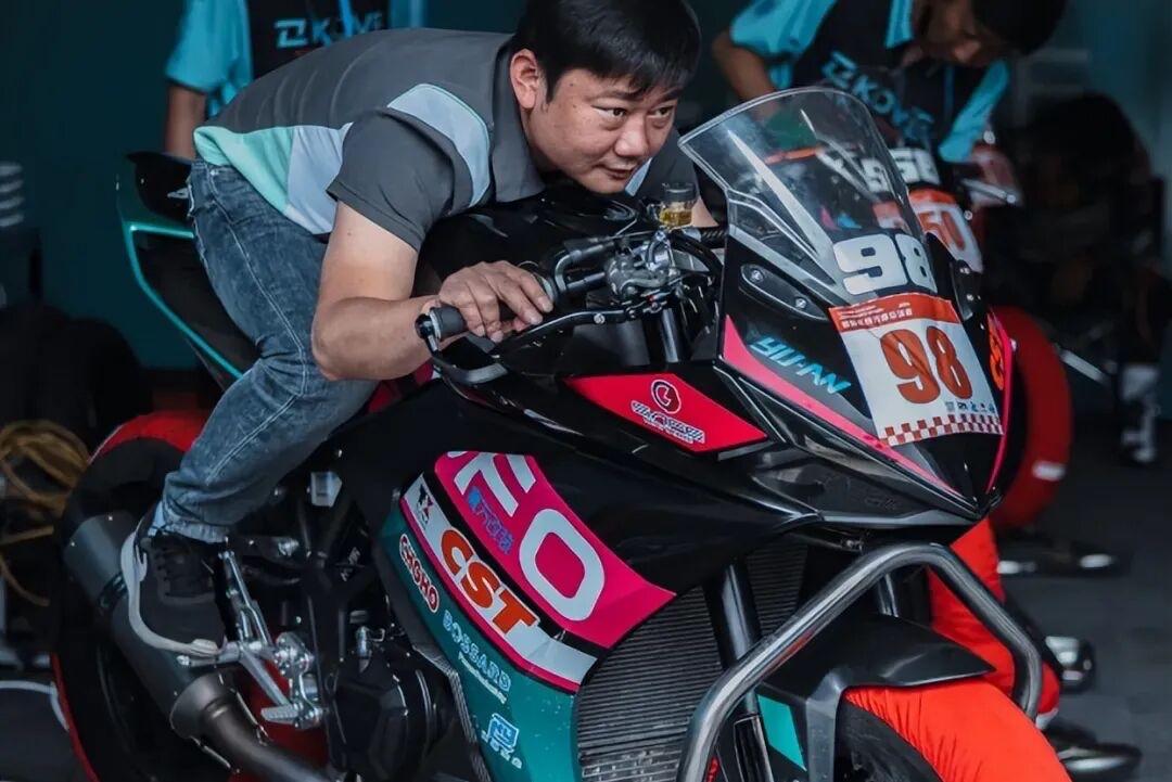 张雪机车夺冠2个不得不面对的尴尬事实，决定他企业的存亡。3月29日，张雪机车在