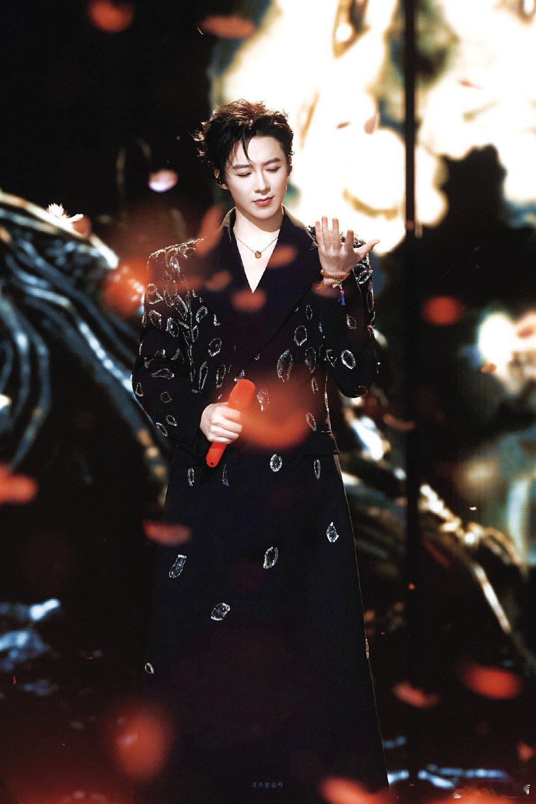 宁哥的臂展，宛如我大帝登基之势。