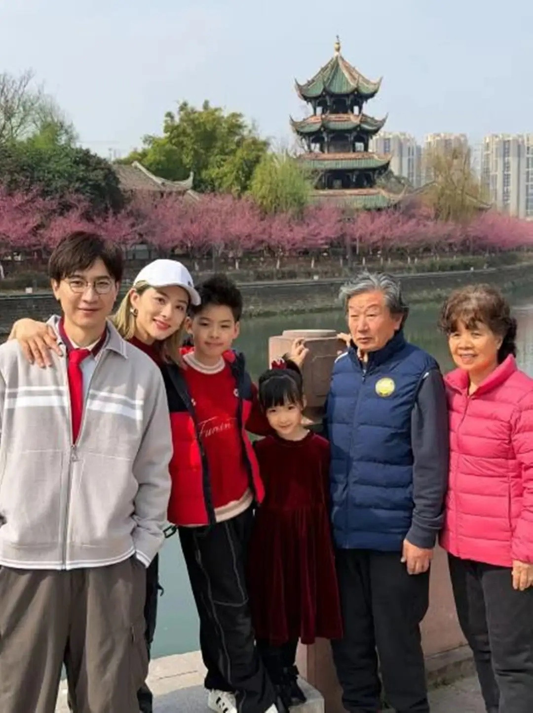 刘璇回成都婆家，一家6口合照，公婆都80多但看着好年轻像60岁！