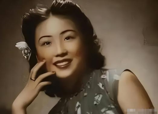某日，戴笠与情人周志英相处过后，周志英缱绻地缠着他询问：“倘若我怀有身孕、身形显