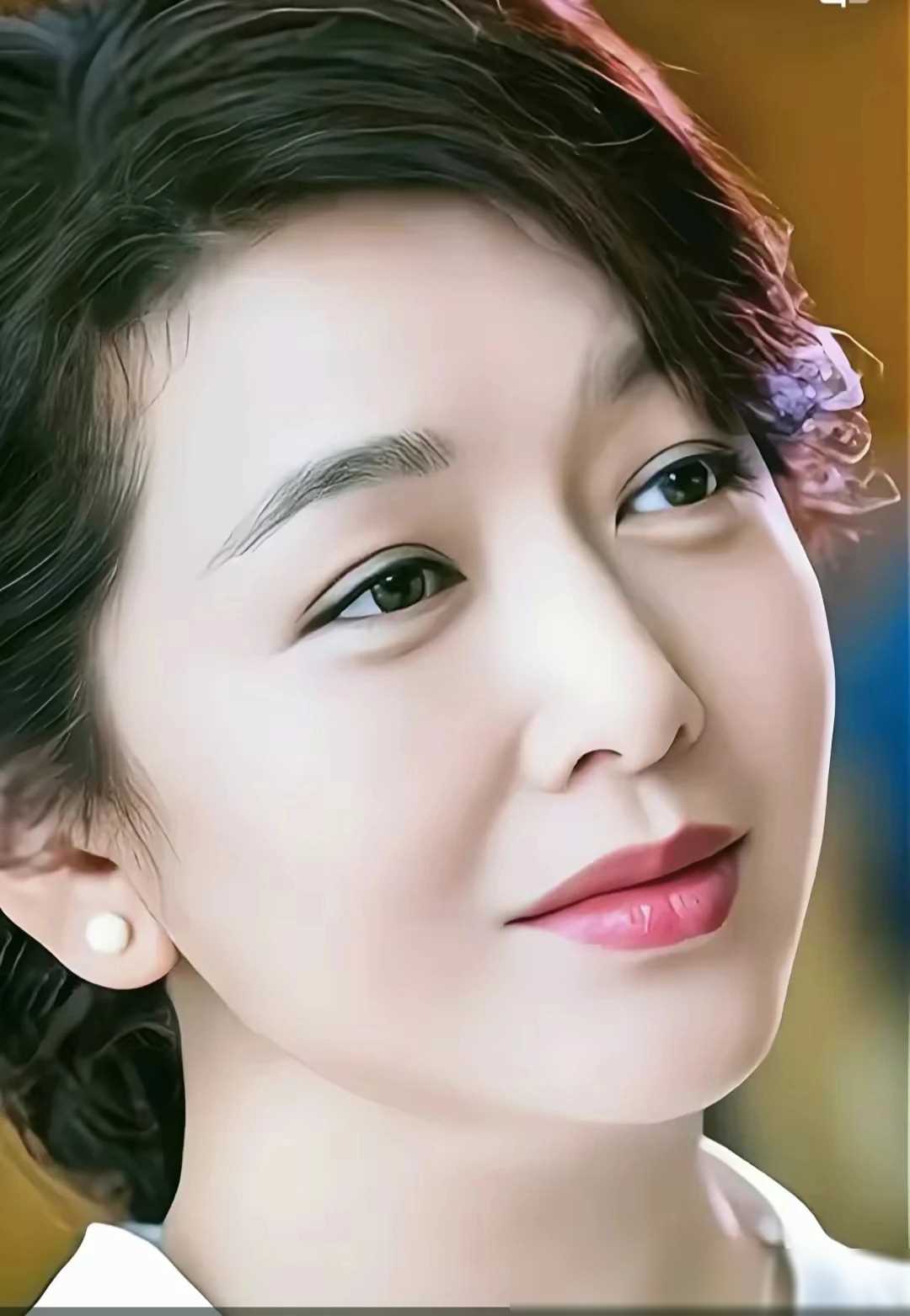 江珊，曾经那位风情万种、尽显优雅气质的女神，如今再次成为舆论焦点。她那...