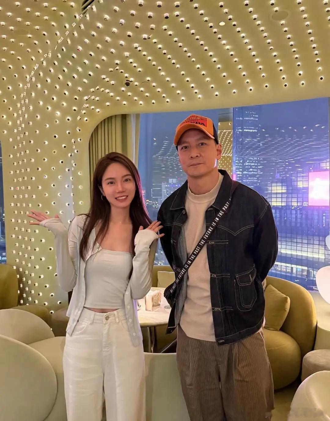 吴彦祖在香港中环一间酒吧喝酒被偶遇，他打扮休闲时尚，戴着鸭舌帽，他现实中真人沧桑