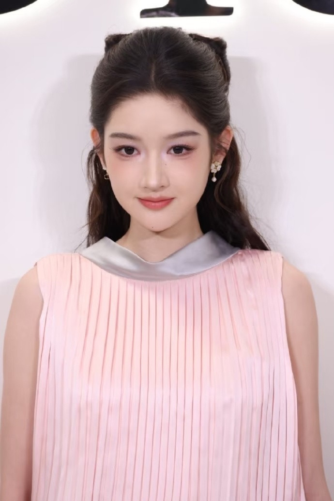 被网友吐槽的卧蚕原来是王玉雯自己化的被粉丝吐槽的图原来也是王玉雯自己p的这