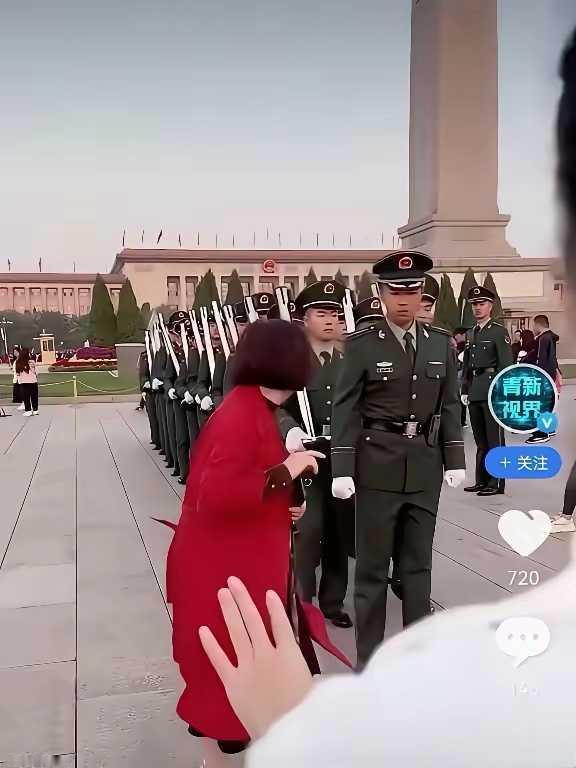 素质如此低劣，停发她的退休金