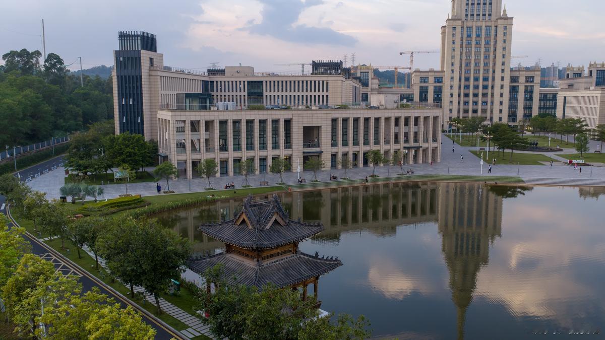 东华大学它既是211高校，又是双一流大学，如今名气最大的学科仍然是纺织类专业，是