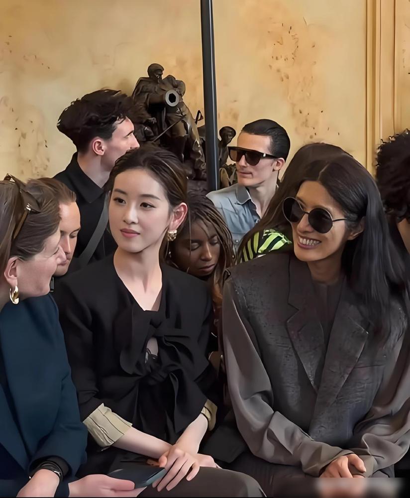 章泽天在巴黎翻车了！坐拥千亿身家，在名流云集的秀场头排，她却局促得像个刚进办公室