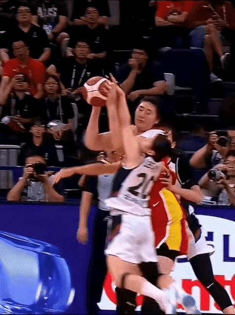 今晚7:30中国女篮对新西兰，拿下比赛没有问题。之前有球迷评论，说中国不一定打得