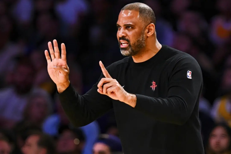 乌度卡终于清醒一回！最后12秒，火箭队99-93领先6分，又是熟悉的6分，湖