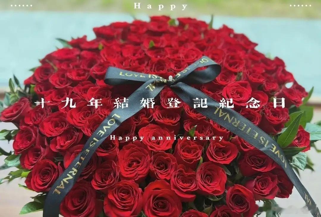 佟大为晒约会照，庆祝结婚登记19周年，他戴着婚戒和老婆关悦牵手拍照，在餐厅里过二