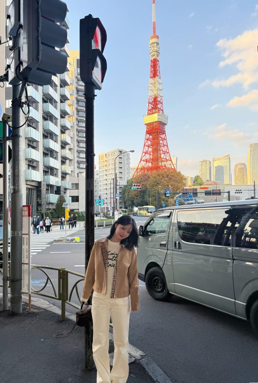 看见同胞在日本景区小便，被当地人用石头扔……要帮忙吗？看到一对父母带着两个孩