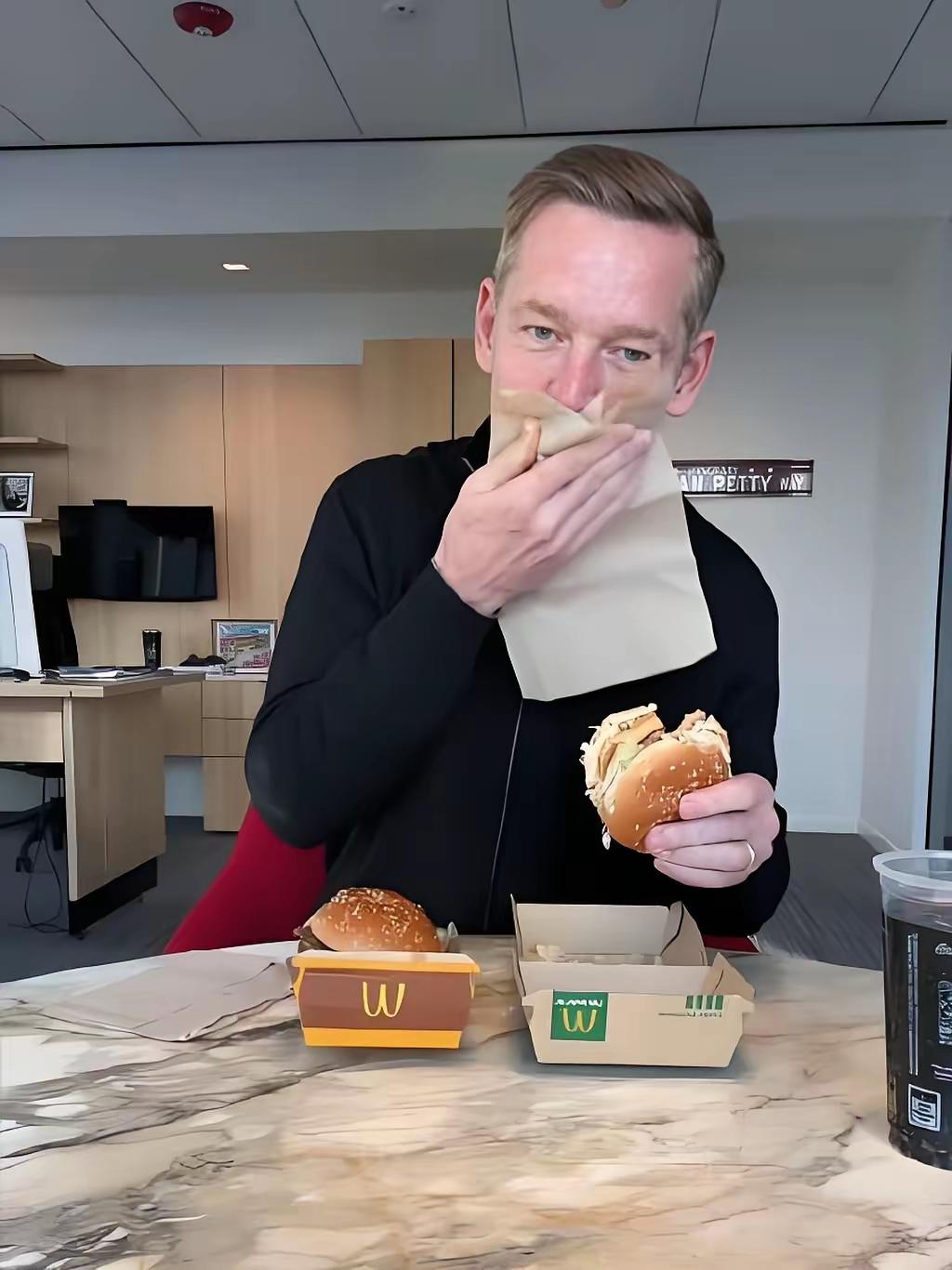 这个麦当劳CEO最近火了，因为“假吃”把自己整成了全球笑柄。​他拍视频推广新品