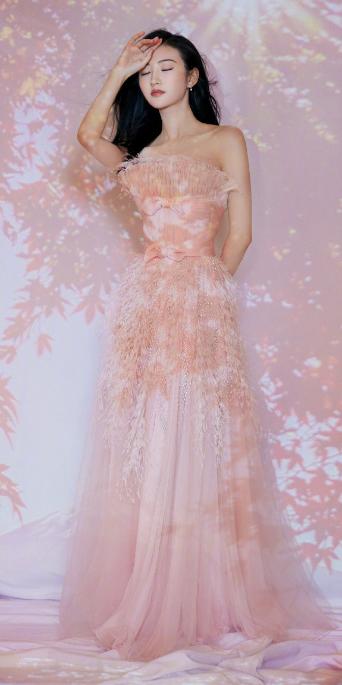 景甜写真壁纸，黑白抹胸波点裙，柔美的人间富贵花。景甜