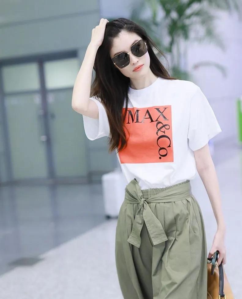 何穗机场私服太会了！✨超模何穗的日常穿搭就是行走的穿搭教科书！白色印花T