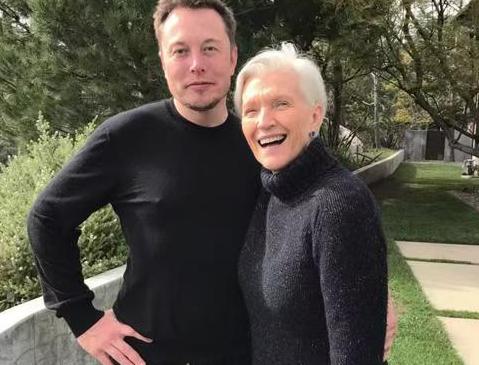 马斯克母子接连暴击反华谣言！ 最近梅耶·马斯克又在社交媒体上晒出了自己走遍中