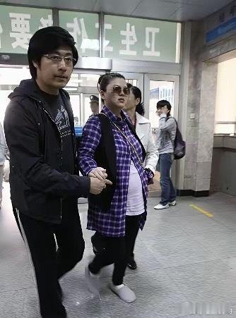 当年李湘怀孕，王岳伦对她呵护有加，夫妻俩都期待着王诗龄的到来。所以，王诗龄出生后