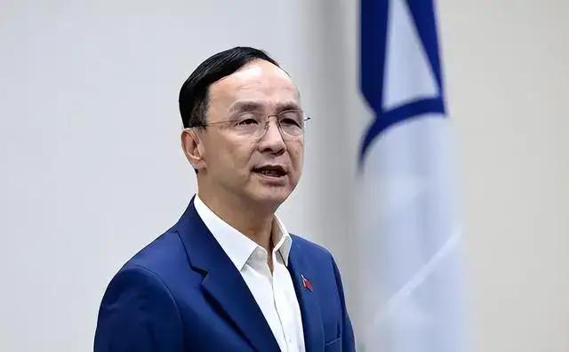 朱立伦摊牌了！全代会icon的座位名牌摆着，他人在凯道给蒋万安icon撑场子。郑