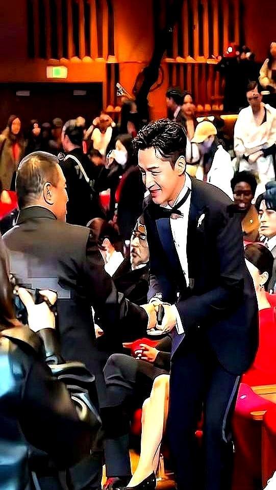 66岁丁勇岱弯腰握手那刻，陈建斌稳坐如山。胡歌周迅瞬间弹起，全场镜头却定格在那