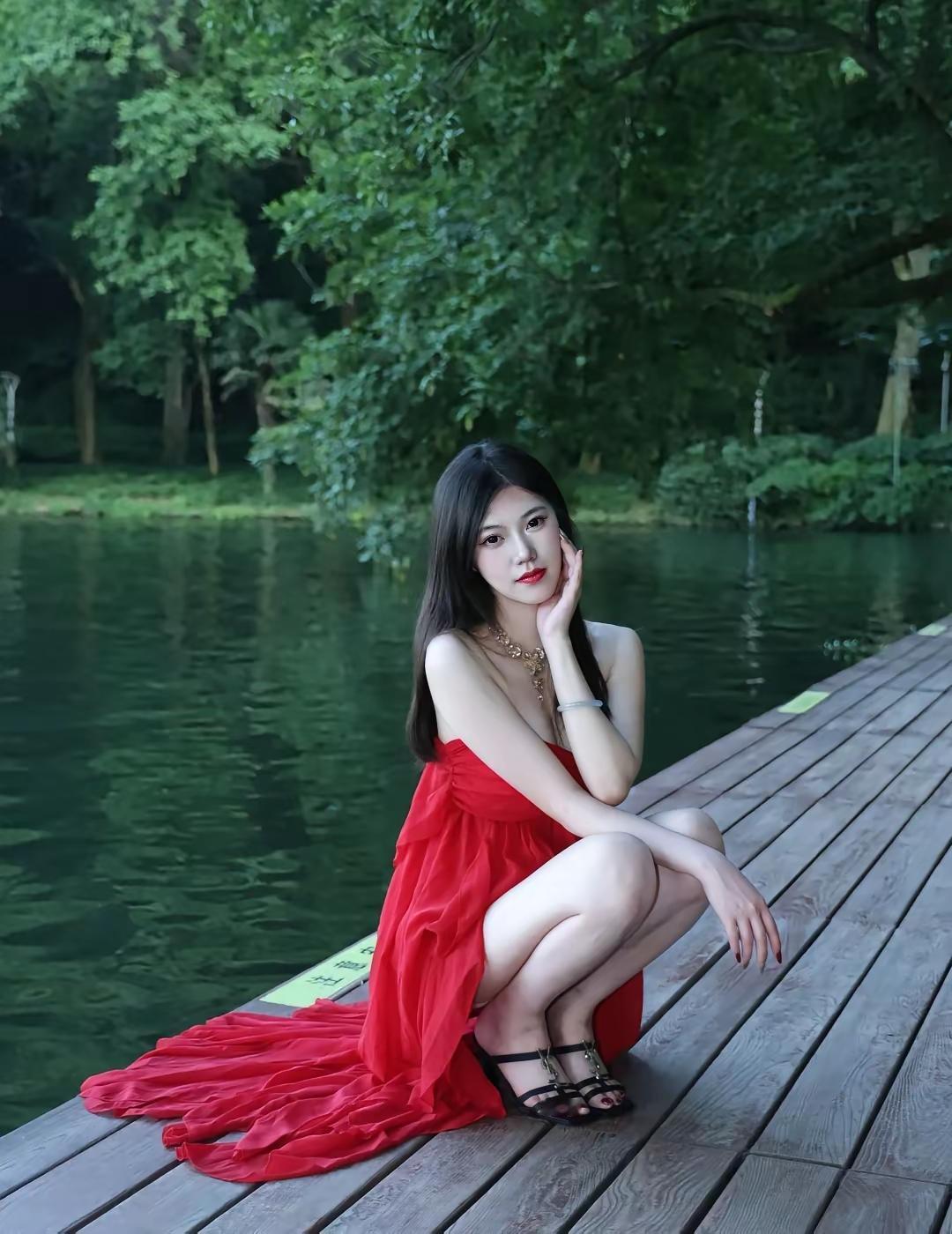 西子湖畔，红裙碧水绿树，堪与西子媲美乎！西湖