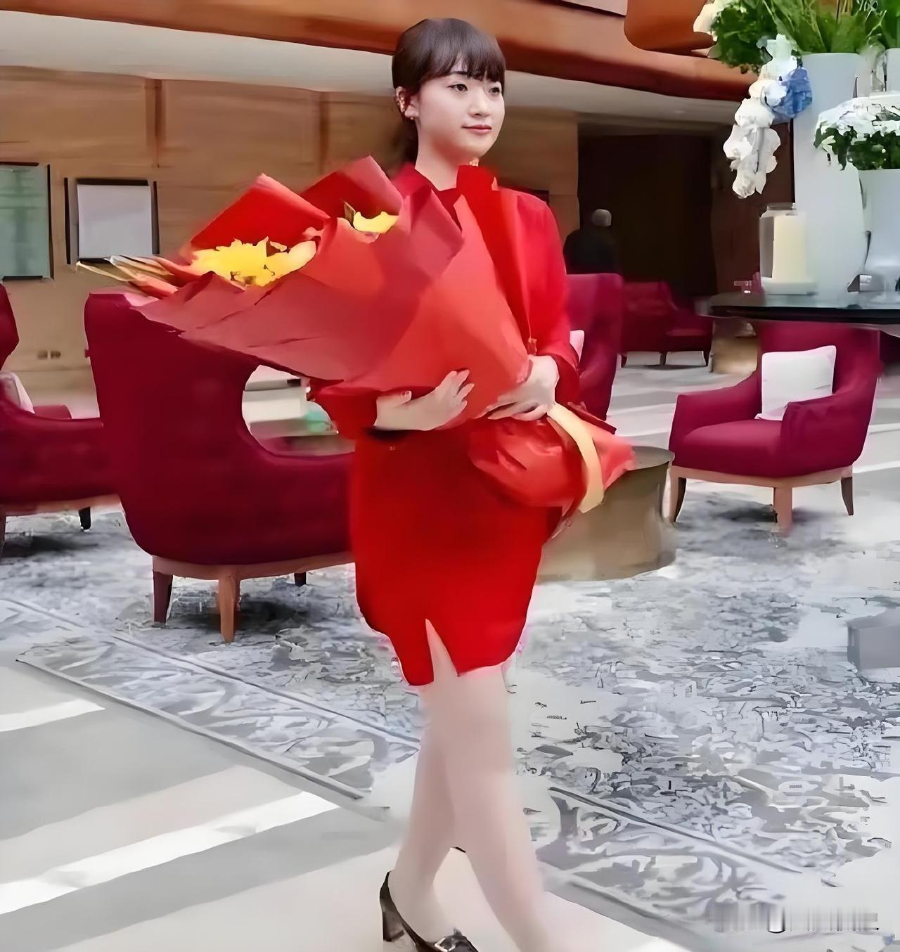 能在这种级别的场合露面，这献花的红裙小女孩真不简单。那一身红裙子太抢眼了！小姑