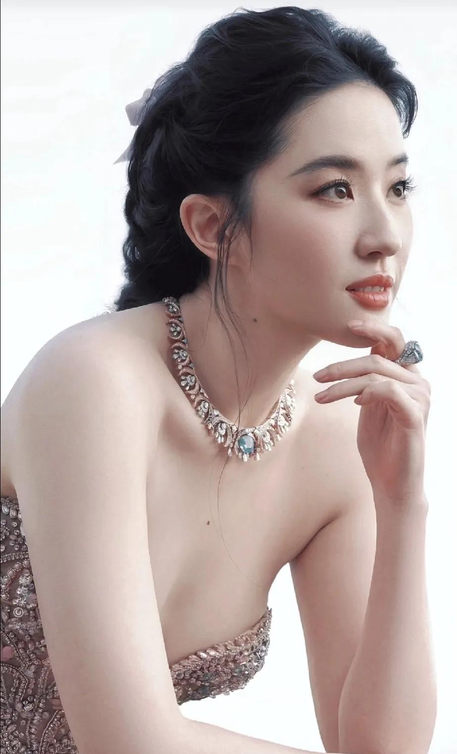 这么多年过去，终于有一个长得不输刘亦菲的女星出现了。无论五官，气质，还是身