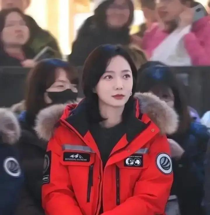 肉色丝袜卖断货了王珞丹把这条旧单品穿成热搜第一。秀场早就盯上它，Chane