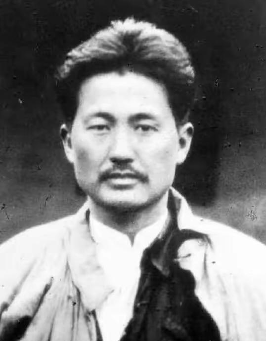没想到我以前看到的方志敏烈士的肖像竟然出自这样一张照片。向伟大的革命先烈致敬把