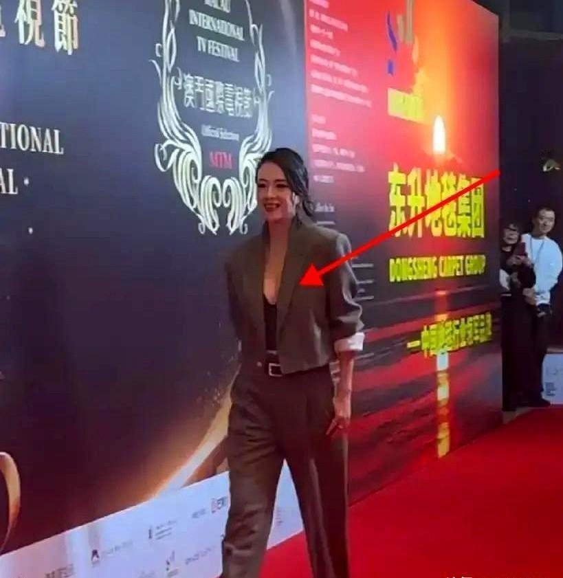 别再怪衣服贵了。是你总让它压住你。看章子怡：上个月她让蕾丝软趴趴附在西装上，