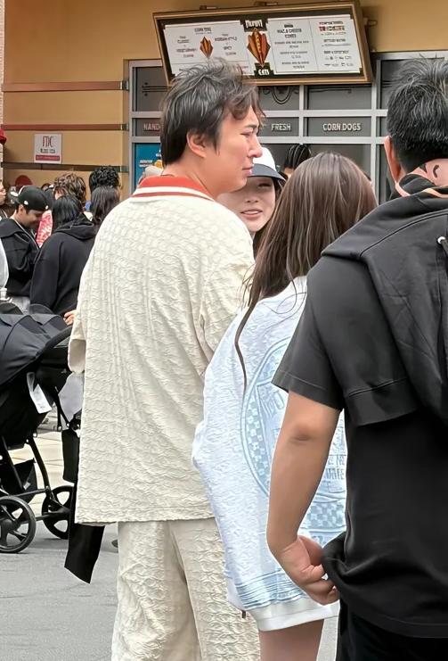 都说王思聪废了，我以前不信，直到4月26号他在洛杉矶那张照片出来，我信了。一身L