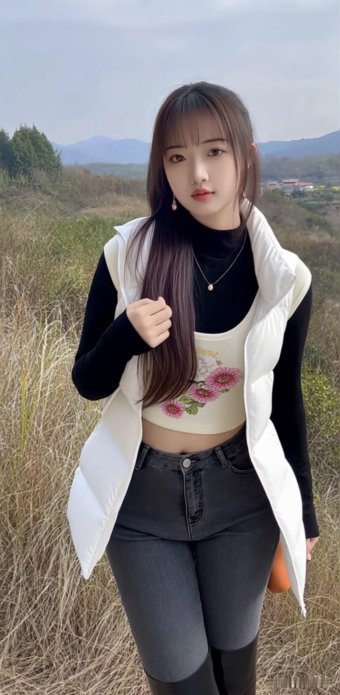 凉风吹绿野，芳菲满目间。