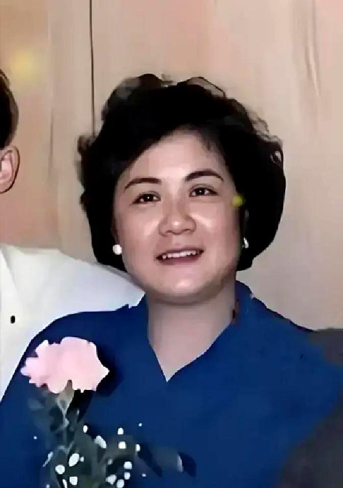 陪谢霆锋11年却绝不结婚，56岁的王菲终于图穷匕见。当你还在为情所困、为钱