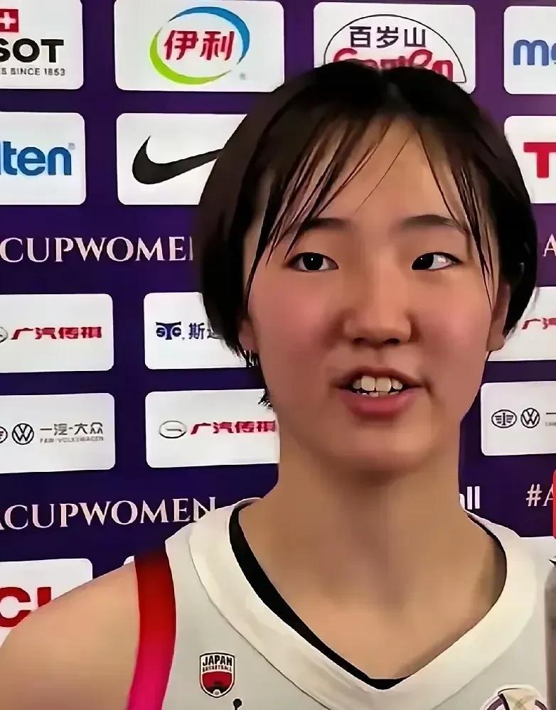 看我们女篮，输日本，主要输在勤奋上苦练上，先看日本小后卫26号田中心，身高1.7