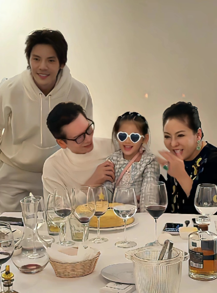 向华强生日照公开，孙女向芷漂亮又活泼，向芷越大越漂亮呀，向华强看孙女真是满眼宠溺