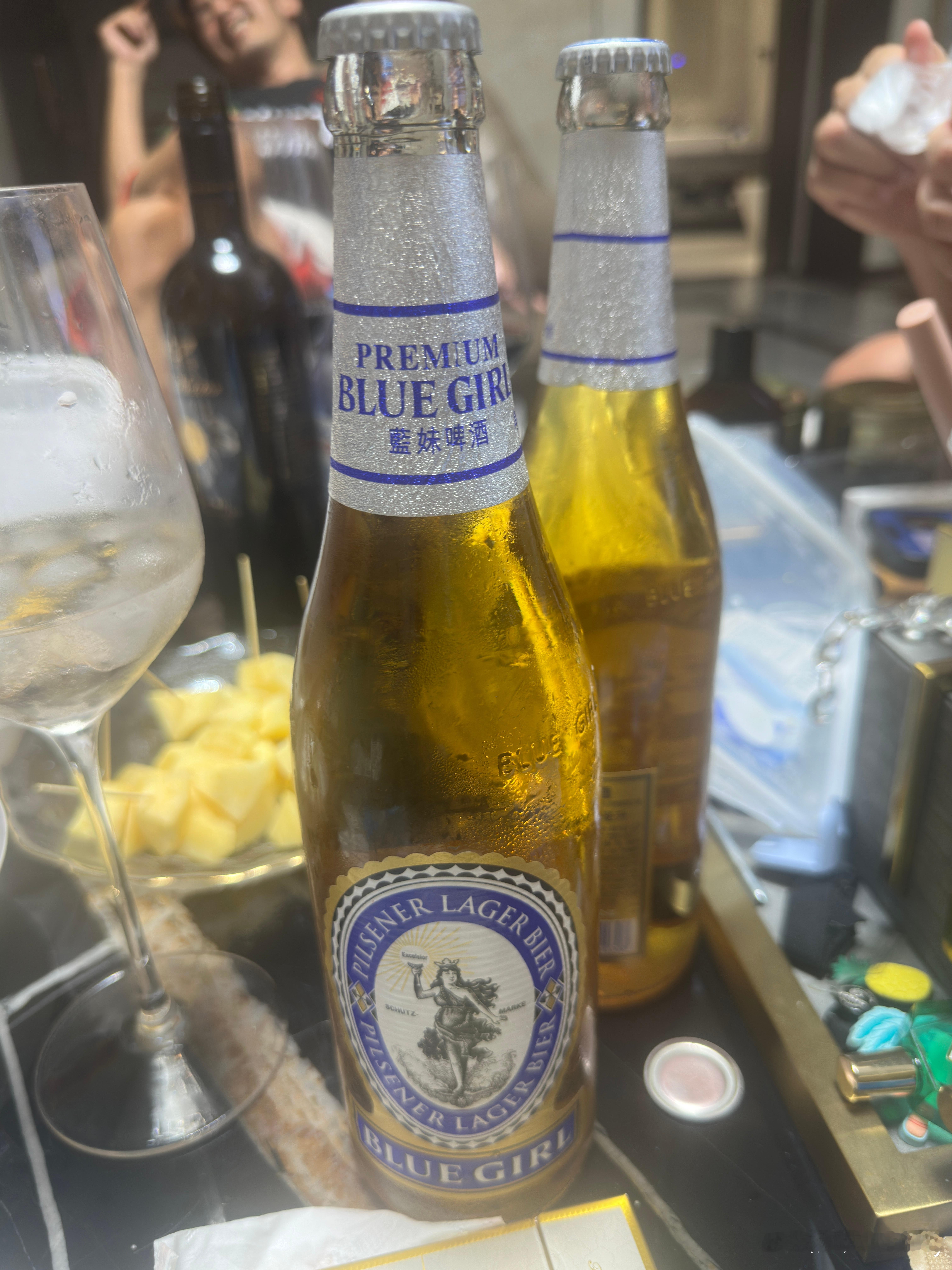 终于混到蓝妹啤酒[笑着哭]红酒，清酒到啤酒​​​